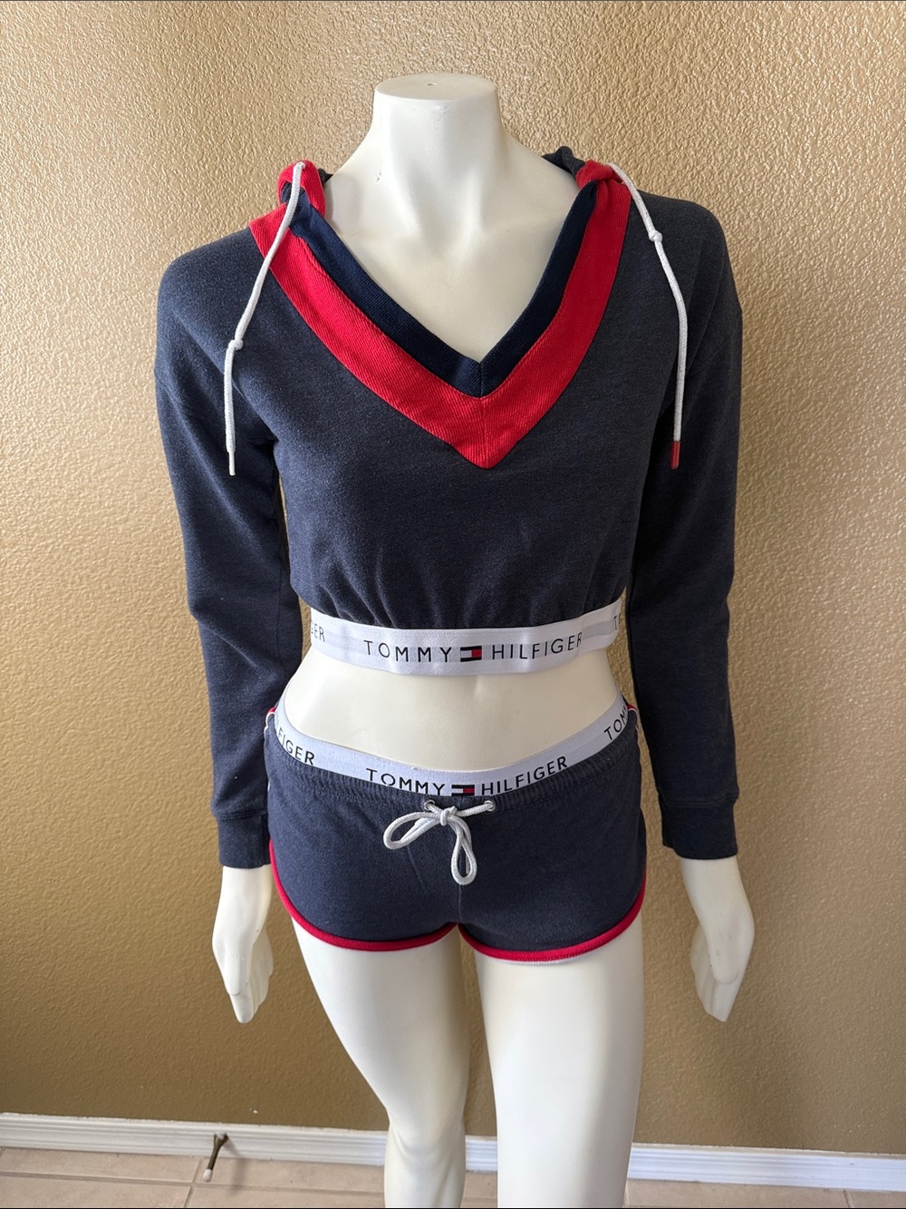Y2K 2 piece set Tommy Hilfiger Navy Cropped V‑Neck Hoodie with Red Trim